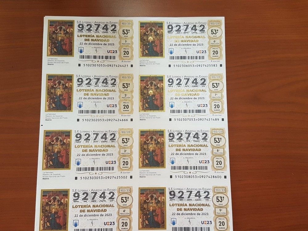 Un vecino de Dalías encuentra y entrega una docena de décimos de Lotería de Navidad