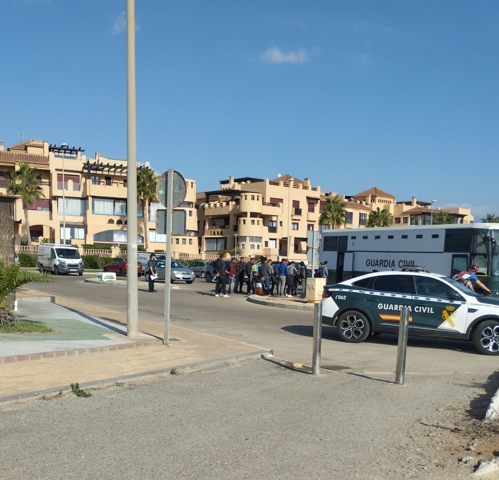 La Guardia Civil intercepta en Almerimar a 20 personas llegadas en patera