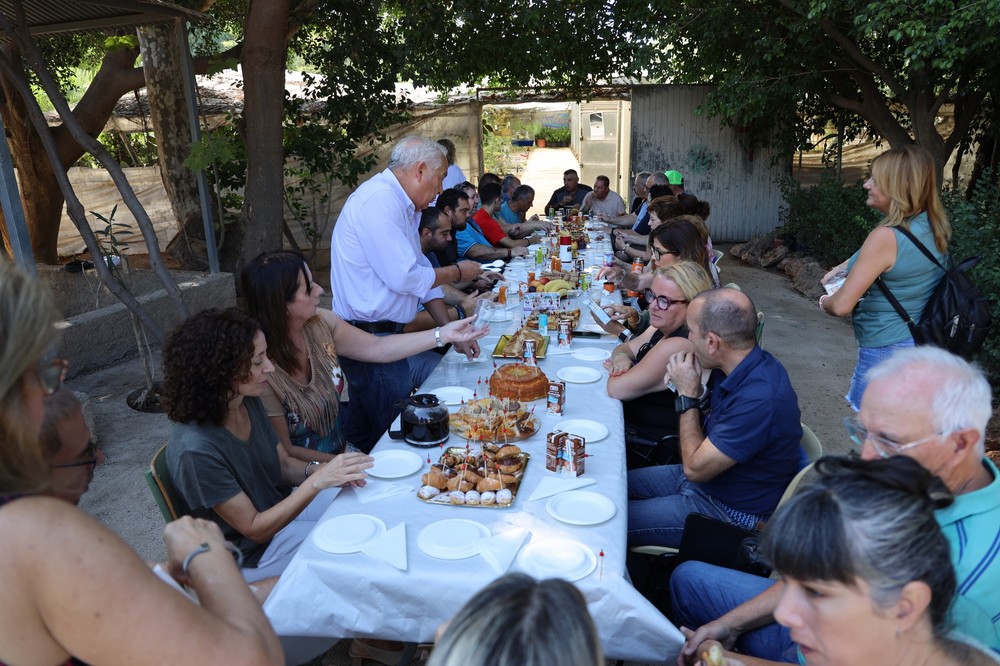 Usuarios del Taller de Jardinería se reúnen en torno a un desayuno saludable y una jornada de convivencia por el Día Mundial de la Salud Mental