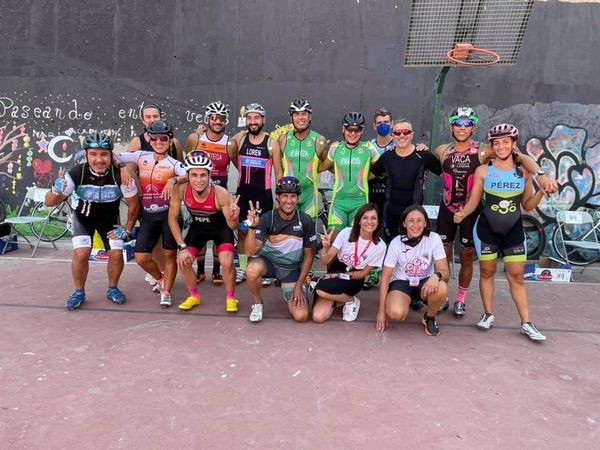 Vícar pone de nuevo en valor sus parajes naturales con el exigente triatlón 'La Pintoresca'