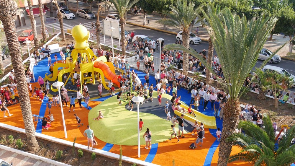 Manuel Cortés inaugura el Parque de La Isla con su pulpo de cinco metros