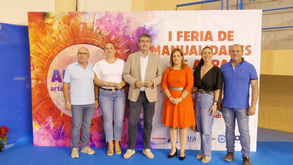 Manuel Cortés inaugura la I Feria Abdera de Manualidades y Artesanía que acoge Adra los días 13, 14 y 15 de octubre