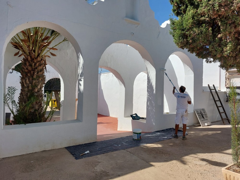 Ayuntamiento de Adra prepara el Día de Todos los Santos con labores de adecuación del Cementerio Municipal