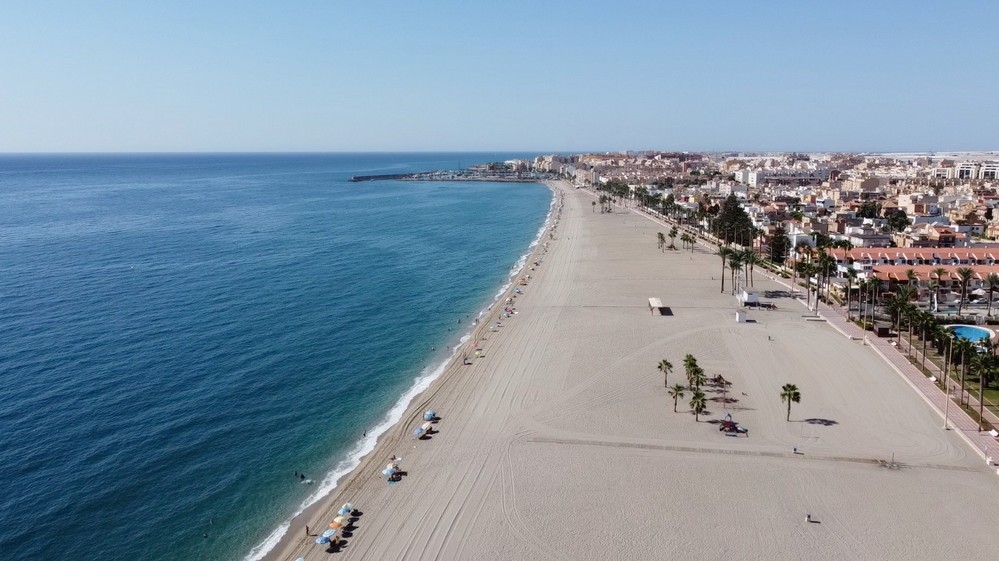 Roquetas de Mar se consolida como destino preferente de Andalucía con cerca de 98.000 turistas en agosto
