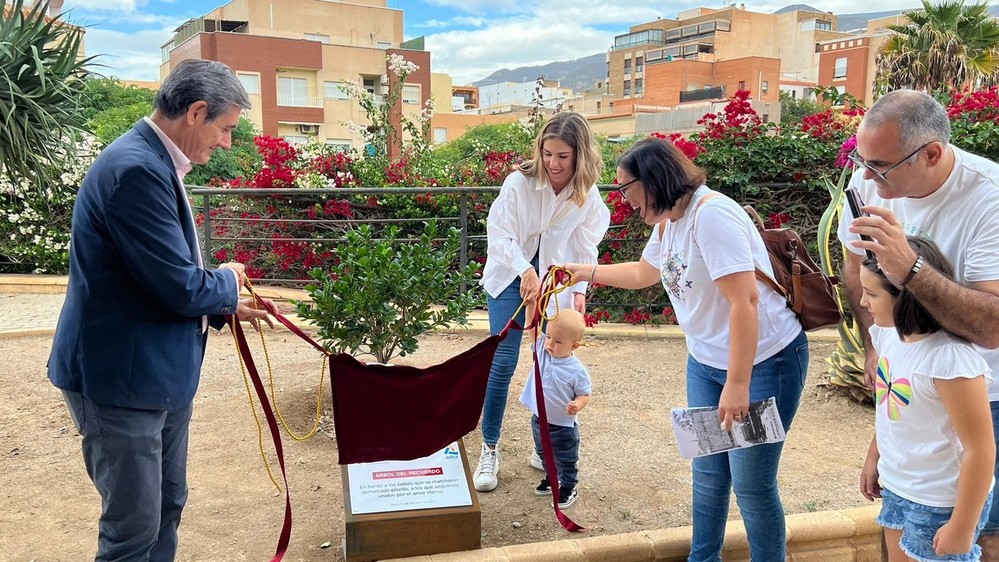 Adra conmemora el Día del Recuerdo en honor a los ‘bebés estrella’ de la mano del Grupo de Apoyo ALCORA