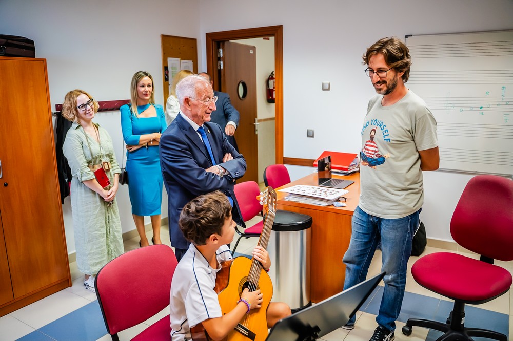 El alcalde visita la Escuela de Música de Roquetas de Mar con motivo del inicia del nuevo curso 2023/24