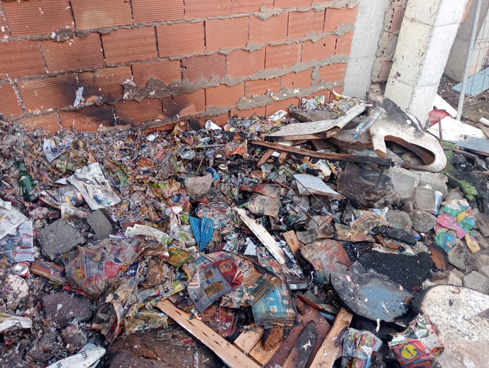 Incendio en un vertedero ilegal en pleno centro de La Aldeílla