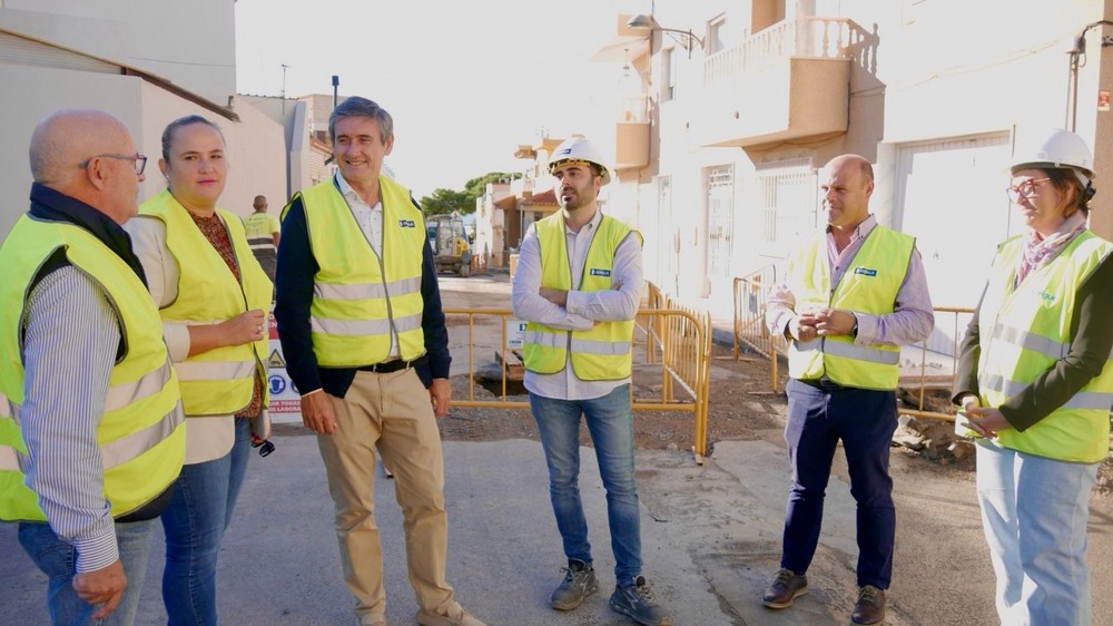 Las obras de mejora de las infraestructuras hídricas de la calle Escolares de Adra “están llegando a su fin”