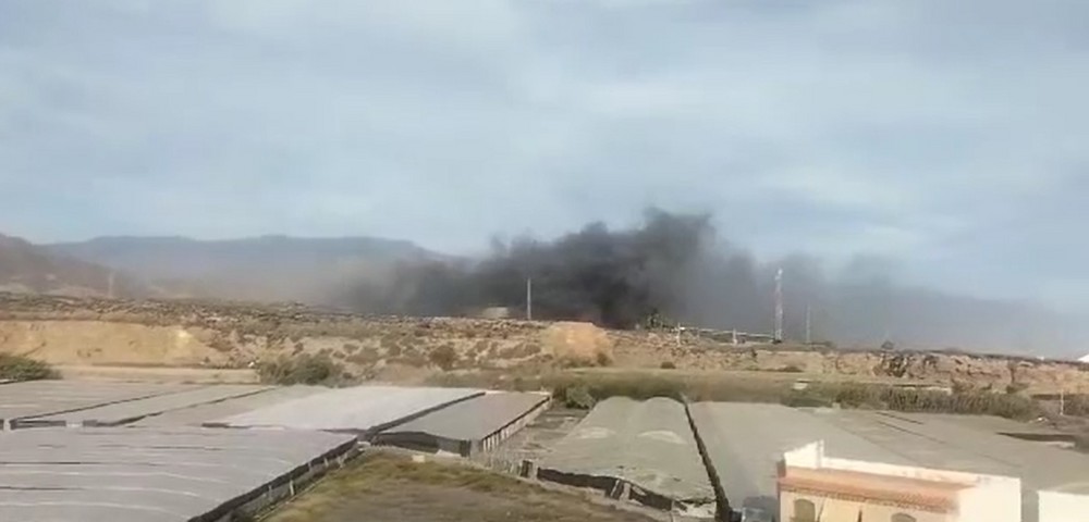Ningún herido en el incendio de un desguace en Adra
