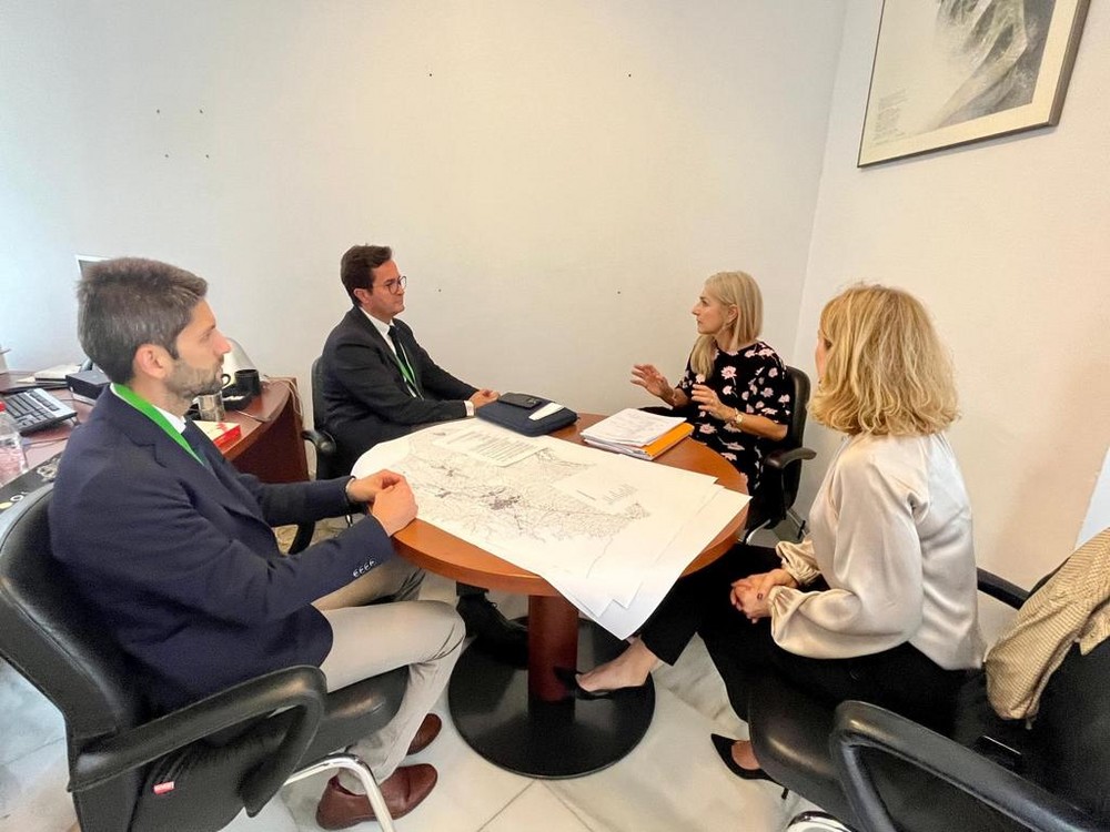 El alcalde mantiene una reunión de trabajo con la consejera de Desarrollo Educativo