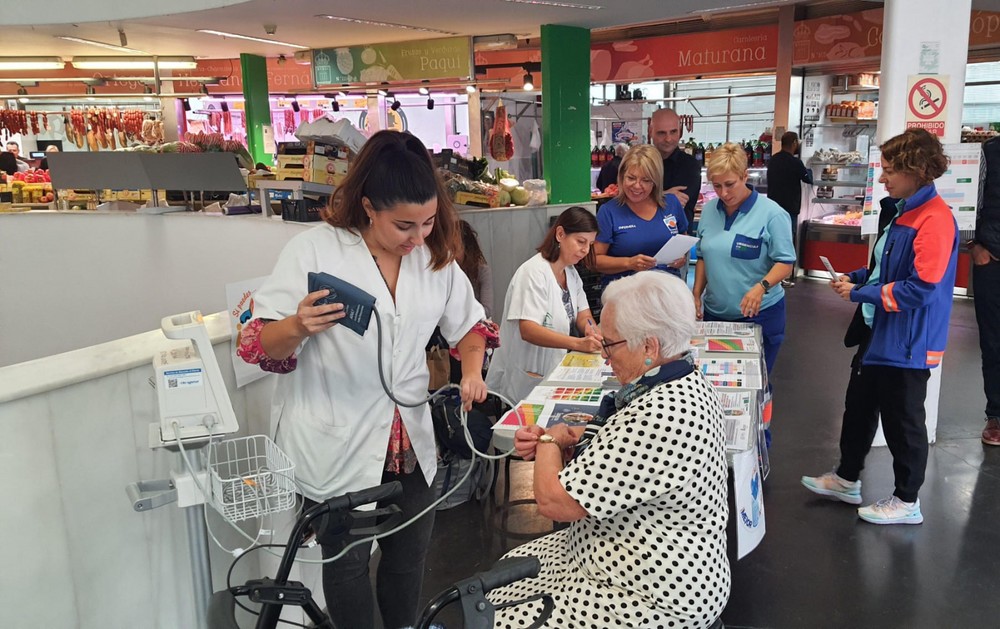 El Distrito Sanitario Poniente se traslada al Mercado de El Ejido para detectar factores de riesgo cardiovascular entre la población