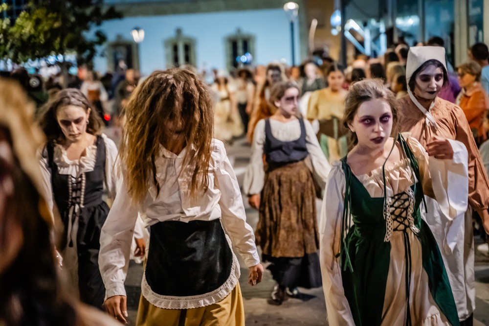 Gran ambiente en la Noche en Negro de Roquetas de Mar con un amplio programa de terroríficas actividades