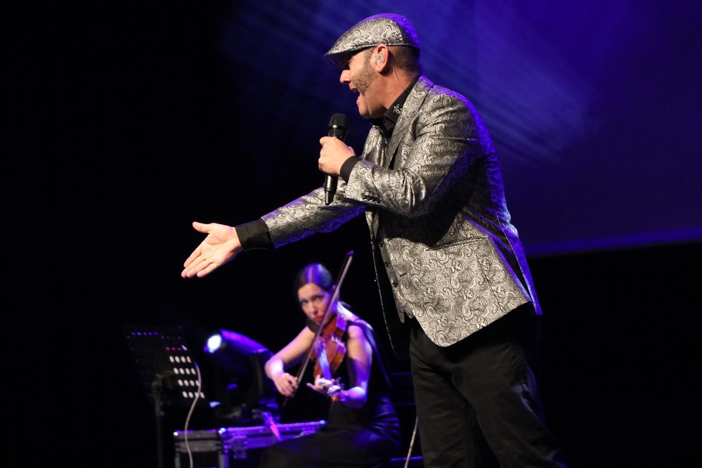 Paco Candela se da ‘Un paseo por lo eterno’ en un repleto Auditorio de El Ejido