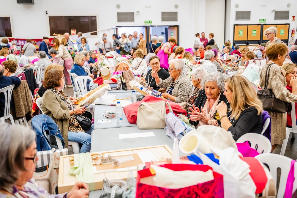 El XII Encuentro de Bolillo acoge a más de 250 mujeres encajeras de la provincia, Granada, Málaga y Murcia