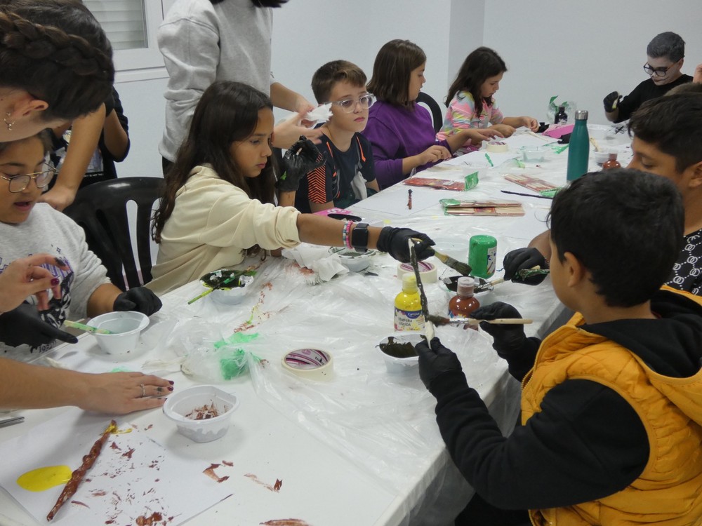 La ‘Party Halloween’ con talleres para todas las edades reúne a más de 50 niños y niñas en el Auditorio Ciudad de Adra