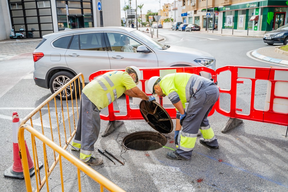 El Ayuntamiento de Roquetas de Mar renueva las redes de alcantarillado y agua en la calle Miguel Induráin y Joaquín Blume