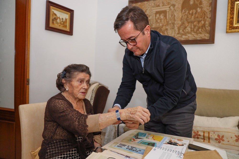 Ochenta mayores de El Ejido ya disponen de una pulsera ‘QR’ localizadora e identificativa