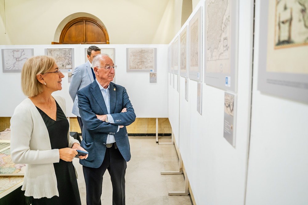 El alcalde inaugura la exposición cartográfica organizada con motivo del aniversario la fundación de Roquetas