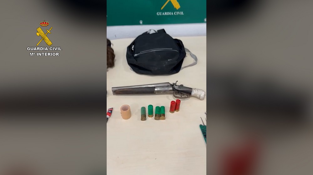 La Guardia Civil detiene en Balerma a dos personas que portaban un arma modificada y en actitud de encubrir su actividad