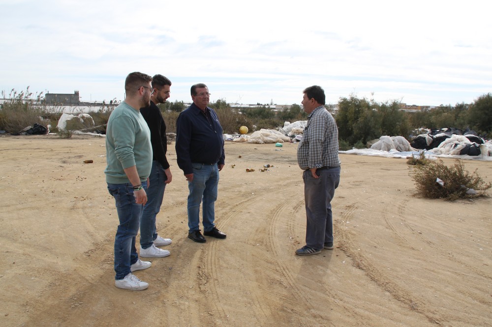 El PSOE exige inversiones en las pistas deportivas de Matagorda, invadidas por la maleza