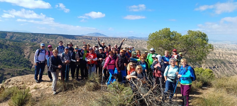 Cerca de 40 senderistas vicarios han conocido la Vereda de Trancamulas