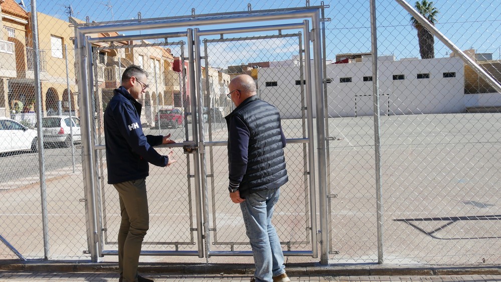 La pista del Cercado de Adra en la calle Rodrigo de Triana estrena nueva valla para garantizar mayor seguridad