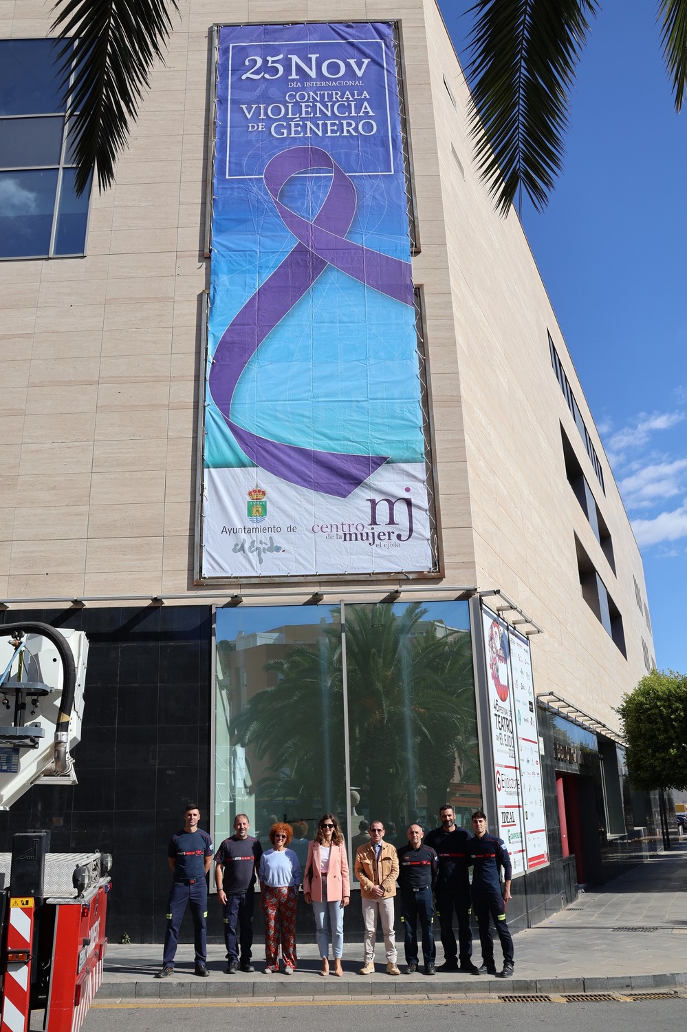 La fachada del Teatro Auditorio de El Ejido ya luce un gran lazo morado por el 25-N