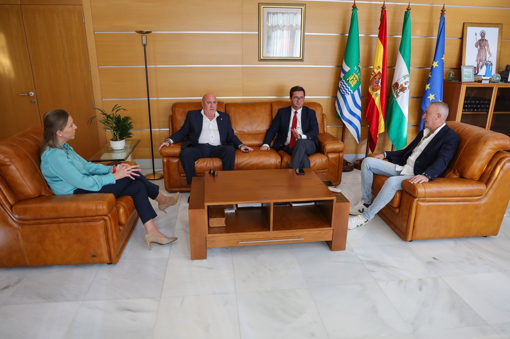 Francisco Góngora recibe al nuevo presidente del Club Náutico de Almerimar