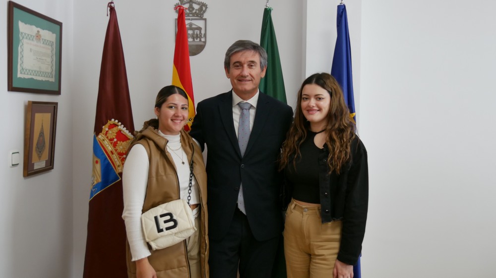 Manuel Cortés recibe a las dos alumnas del IES Abdera que han conseguido el oro y bronce en el ‘AndalucíaSkills’