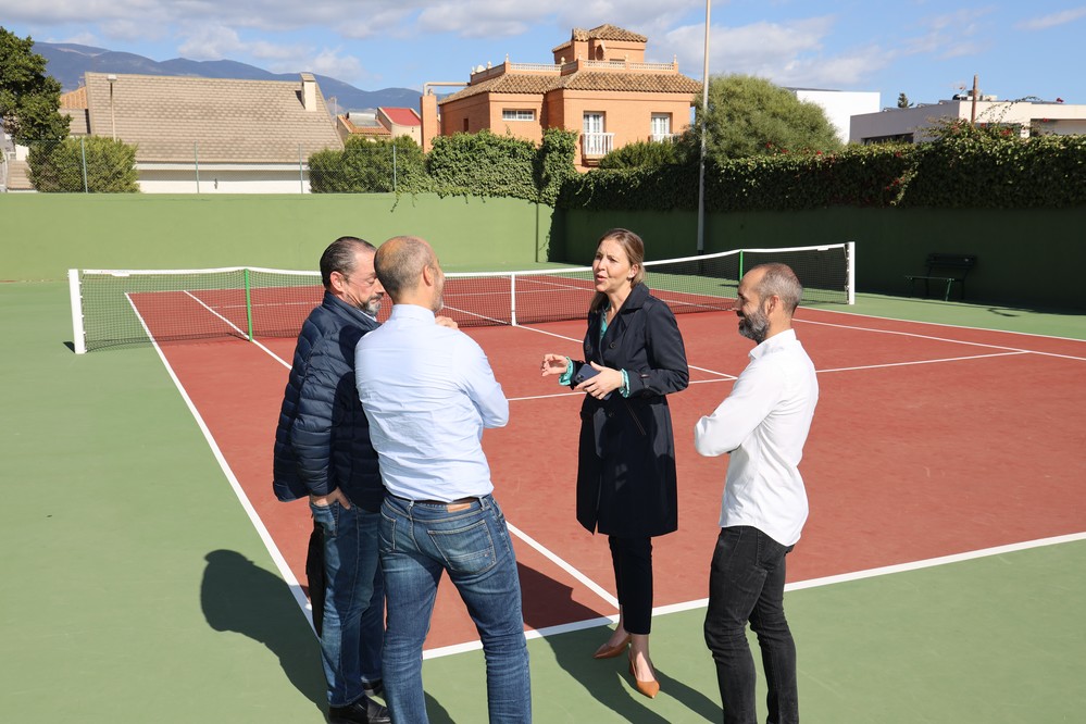 Las pistas deportivas municipales del Club de Tenis ya lucen un nuevo pavimento, vallado y más puertas de acceso