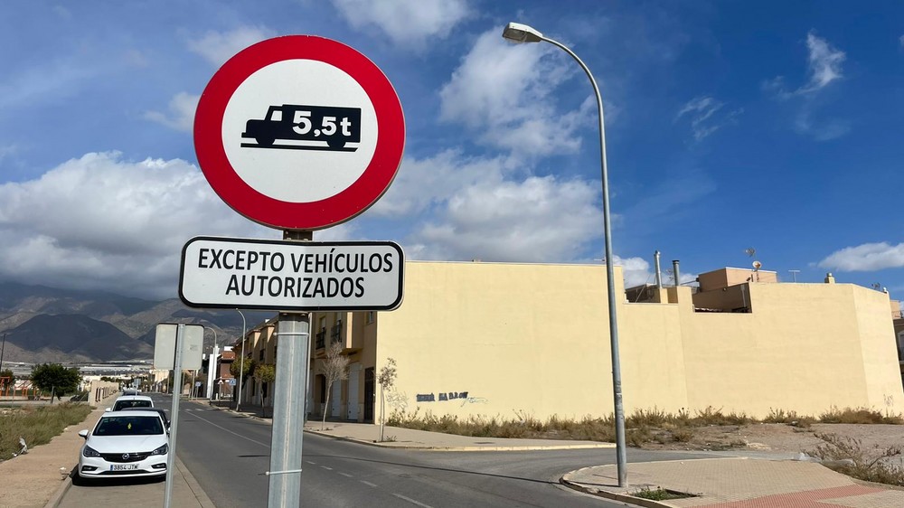 El PSOE pide una solución al tráfico de vehículos pesados por la avenida País Vasco de La Aldeílla
