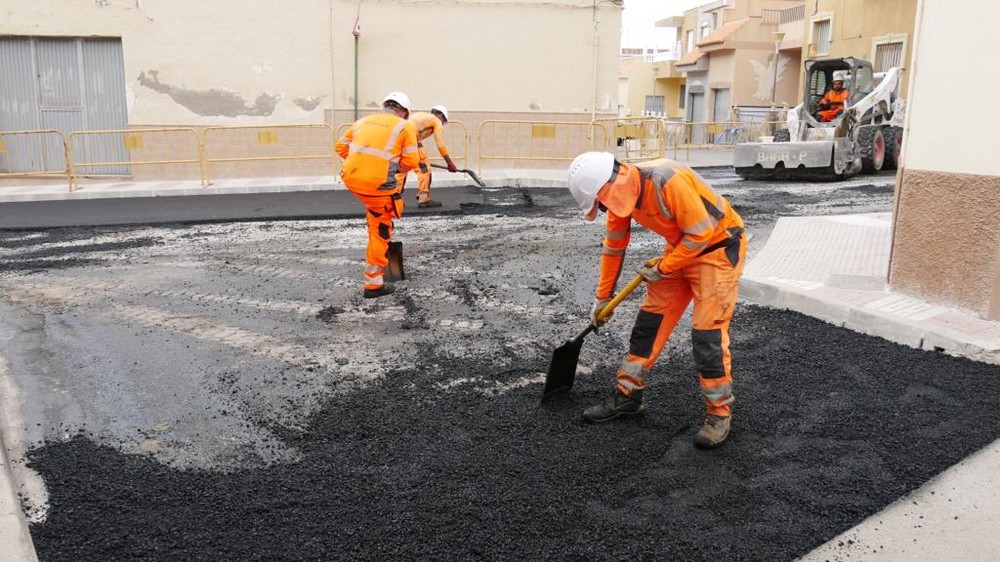 Las obras de la calle Escolares de Puente del Río encaran su recta final con labores de asfaltado
