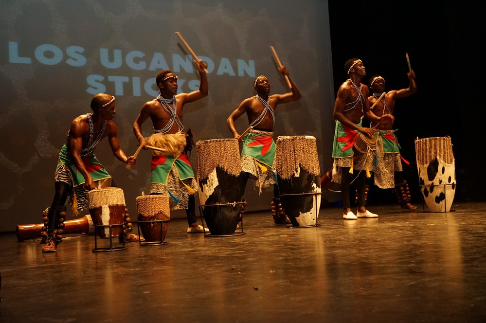 Unos 1.400 escolares de Vícar vibran con la danza y la percusión africana de los Ugandan Sticks