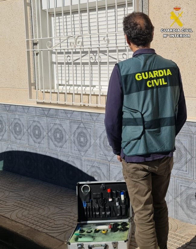 La Guardia Civil detiene al responsable de dos robos en viviendas La Mojonera