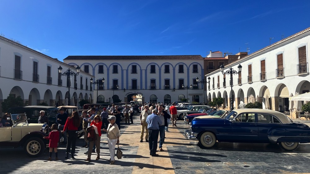 Berja admira el ‘museo sobre ruedas’ en la Plaza Porticada, con presencia de numeroso público