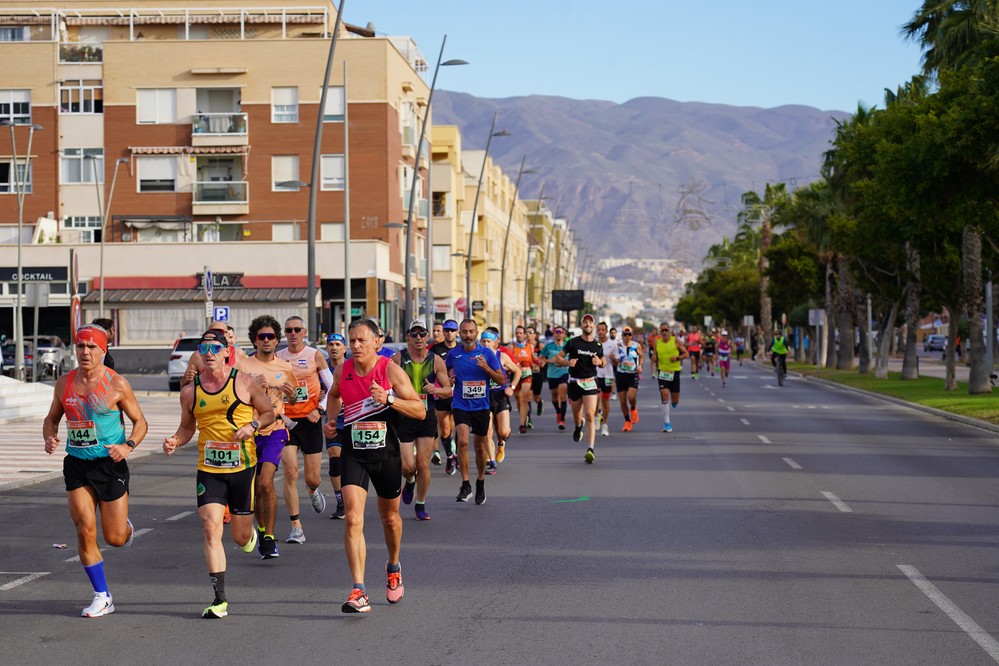 Un total de 600 corredores participan en la V edición de la Media Maratón “Ciudad de Roquetas”