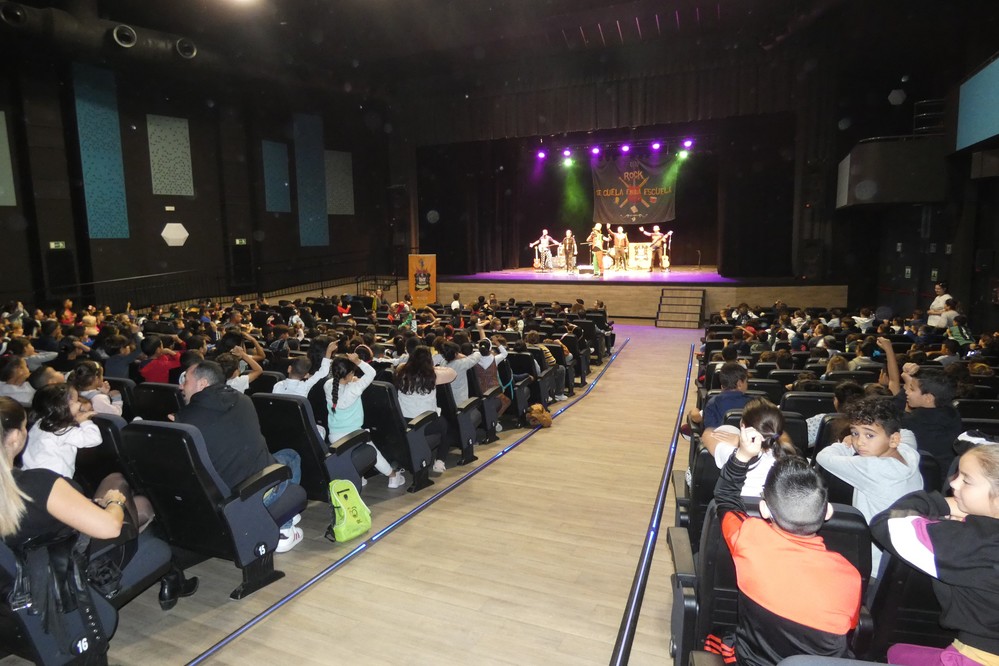 Más de 1500 escolares disfrutan de ‘El Rock se cuela en la Escuela’ en el Auditorio Ciudad de Adra