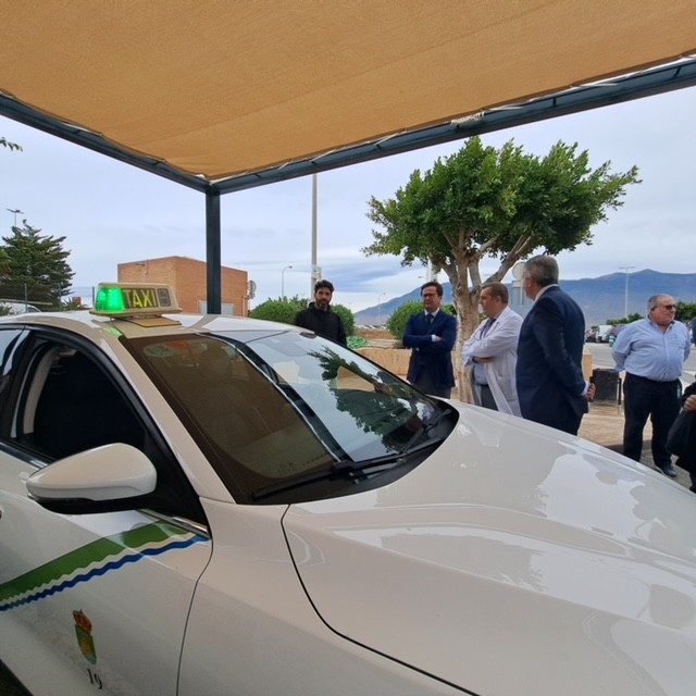 El Hospital Universitario Poniente mejora la zona de estacionamiento para personas con discapacidad y taxis