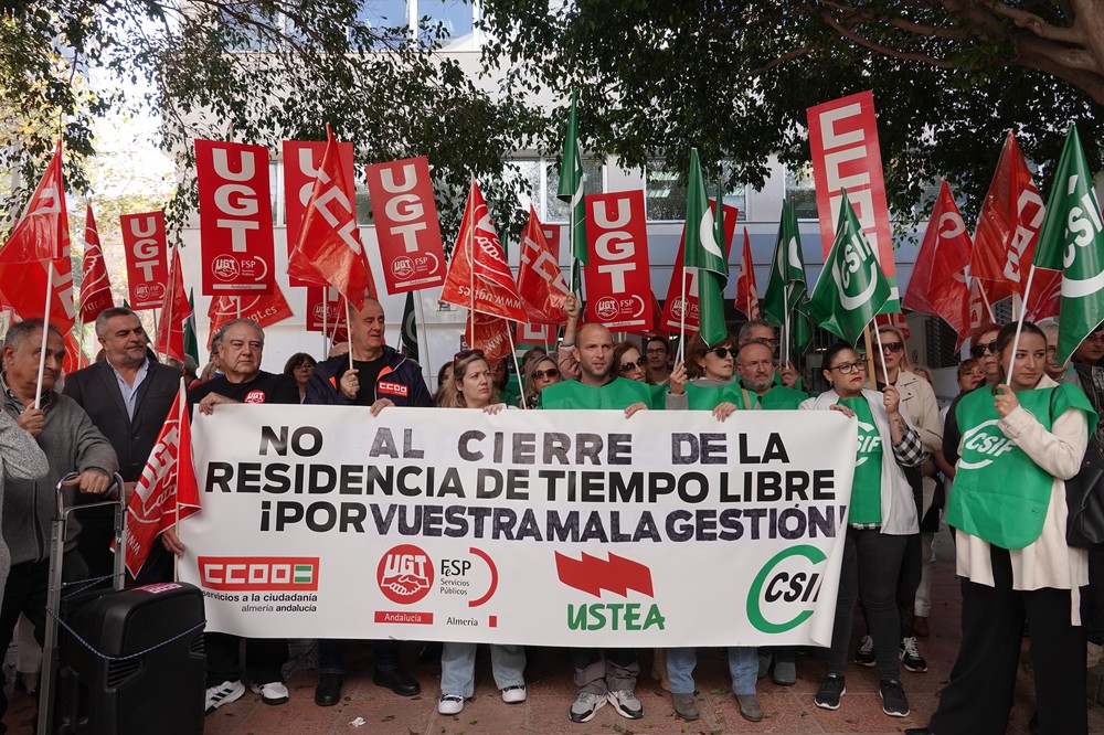 Sindicatos protestan ante el atropello al personal de la Residencia de Tiempo Libre de Aguadulce tras el anuncio de su cierre