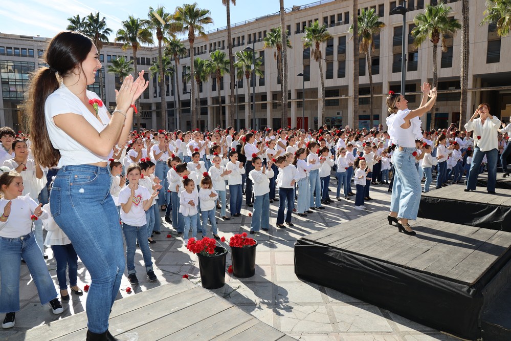 Unas 600 personas homenajean el arte del flamenco con la realización de un gran flashmob en la Plaza Mayor de El Ejido
