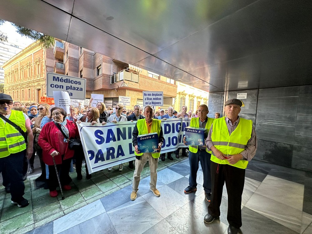 Unas 250 personas piden una sanidad digna para La Mojonera