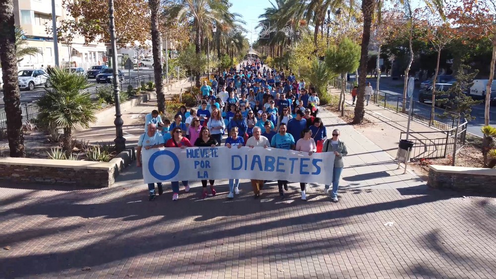 Vícar visibiliza a los afectados de diabetes con una marcha por el Bulevar