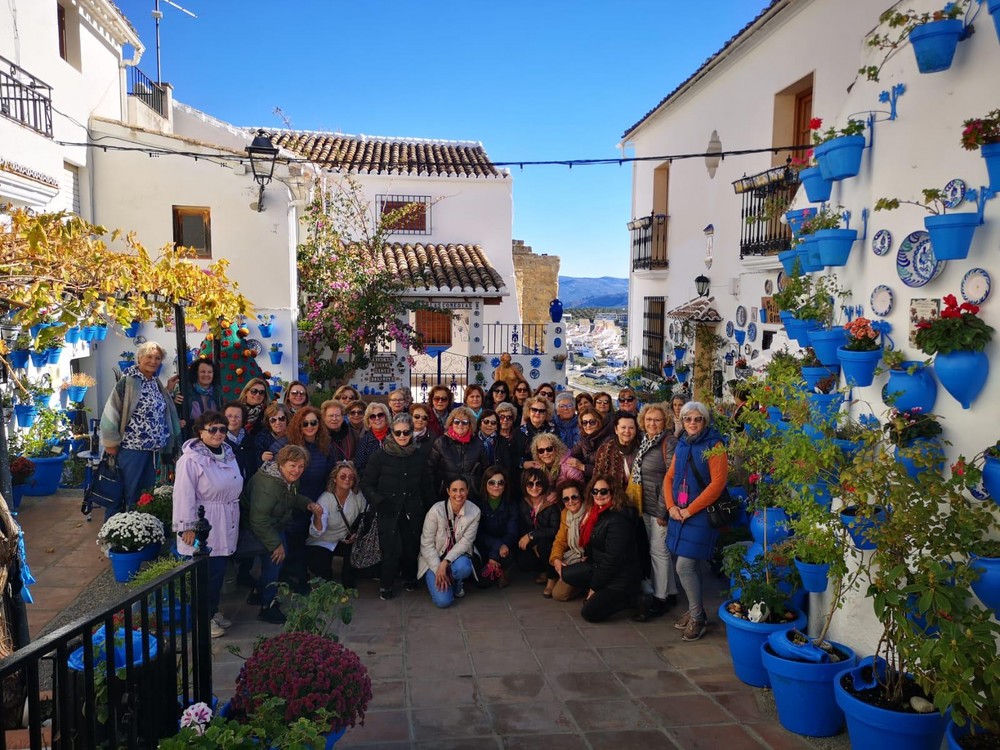 Más de cincuenta abderitanas conocen Iznájar en el tradicional viaje con ‘perspectiva de género’ por el 25N