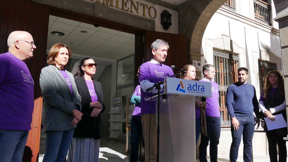 Adra conmemora el 25N con la lectura de un manifiesto y una marcha por la ciudad al grito de “Ni una más”