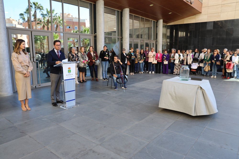 El Ejido recuerda a las 52 mujeres asesinadas en la lectura del manifiesto para conmemorar el Día Internacional para la Eliminación de la Violencia contra las Mujeres