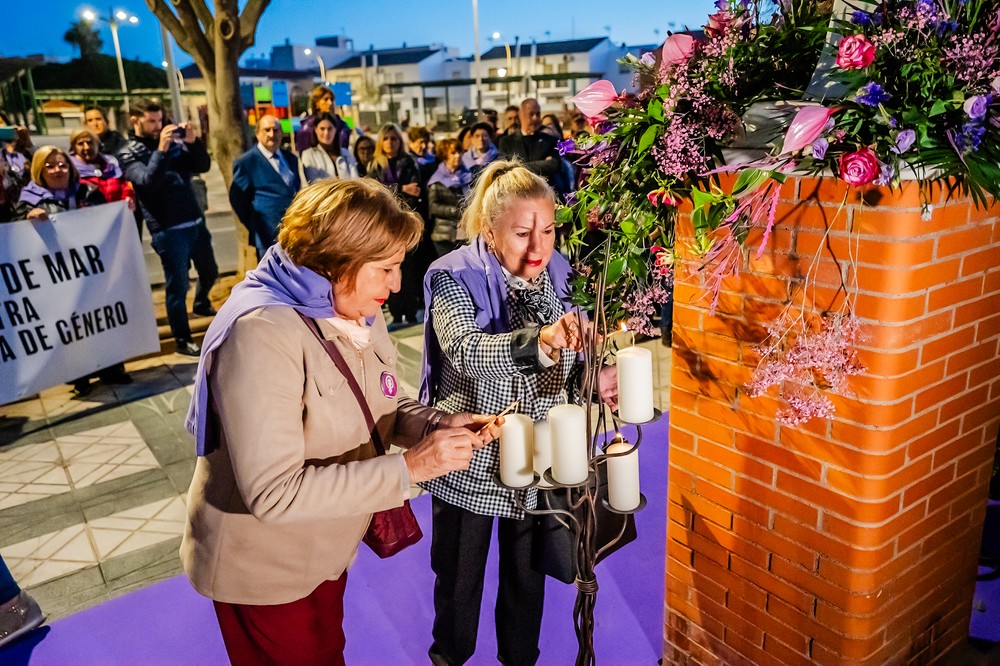 El Ayuntamiento de Roquetas conmemora el 25 N con una marcha silenciosa y el encendido de velas en memoria de las víctimas