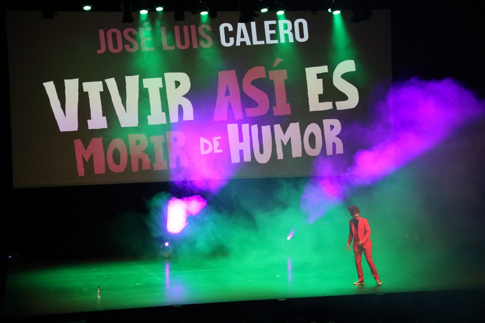 El humorista andaluz José Luis Calero se gana al público en El Ejido