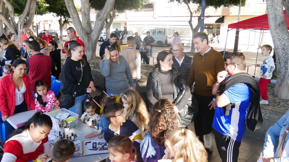 Más de un centenar de niños y niñas conmemoran el Día de la Infancia y Adolescencia en el Paseo del Puerto de Adra