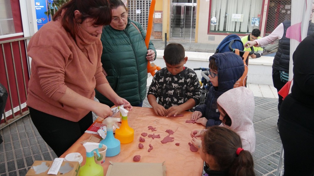 Los descuentos y talleres en el Black Friday de Adra reúnen a pequeños y mayores por las calles de la ciudad milenaria
