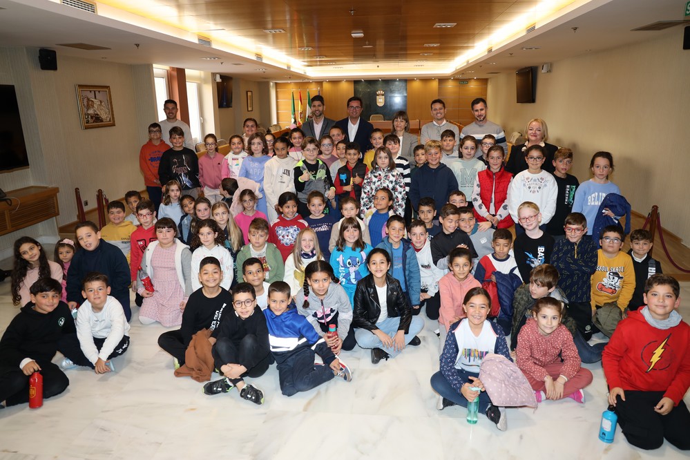 Alumnado de ocho años del CEIP Diego Velázquez conoce su Ayuntamiento en un Pleno infantil por el Día de la Constitución y el 50º aniversario del colegio